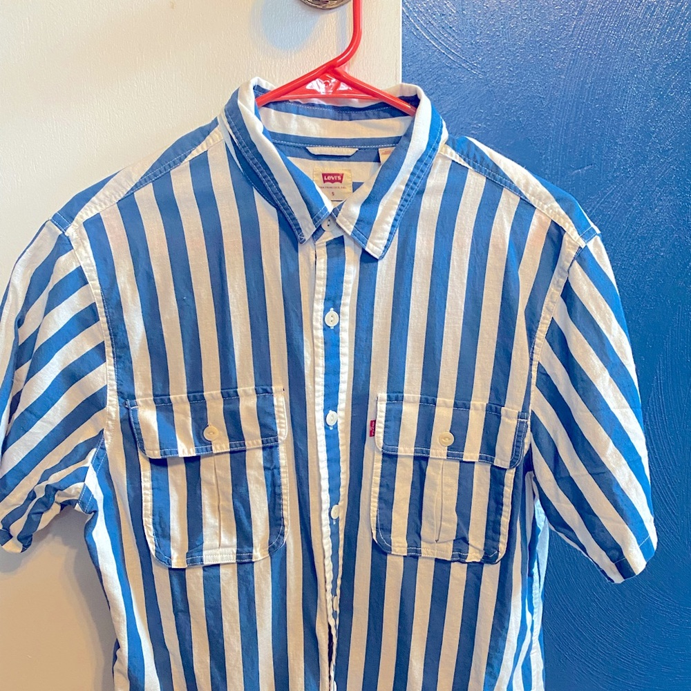 LEVI’S CLASSIC SHORT SLEEVE PIN STRIPE BUTTON DOWN *NEVER WORN*
